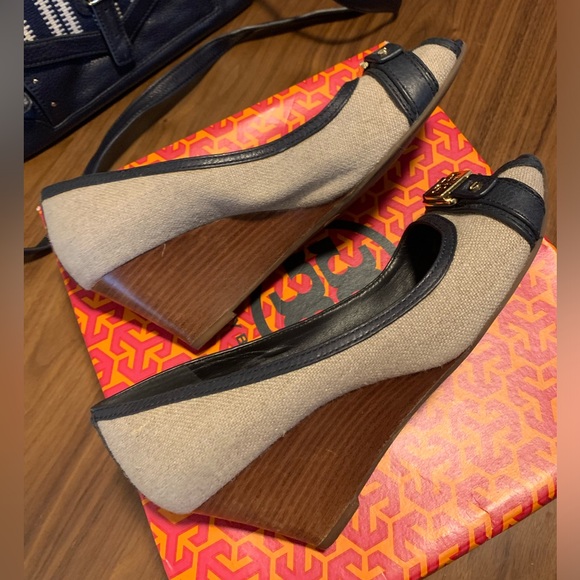 Tory Burch Ambrose 65mm Tory Burch Beige Canvas And navy Leather Trim Wedge 9.5 - Picture 5 of 7